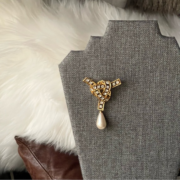 Teardrop Faux Pearl with Clear Crystals Rhinestones Gold Tone Brooch Pin - Picture 10 of 10